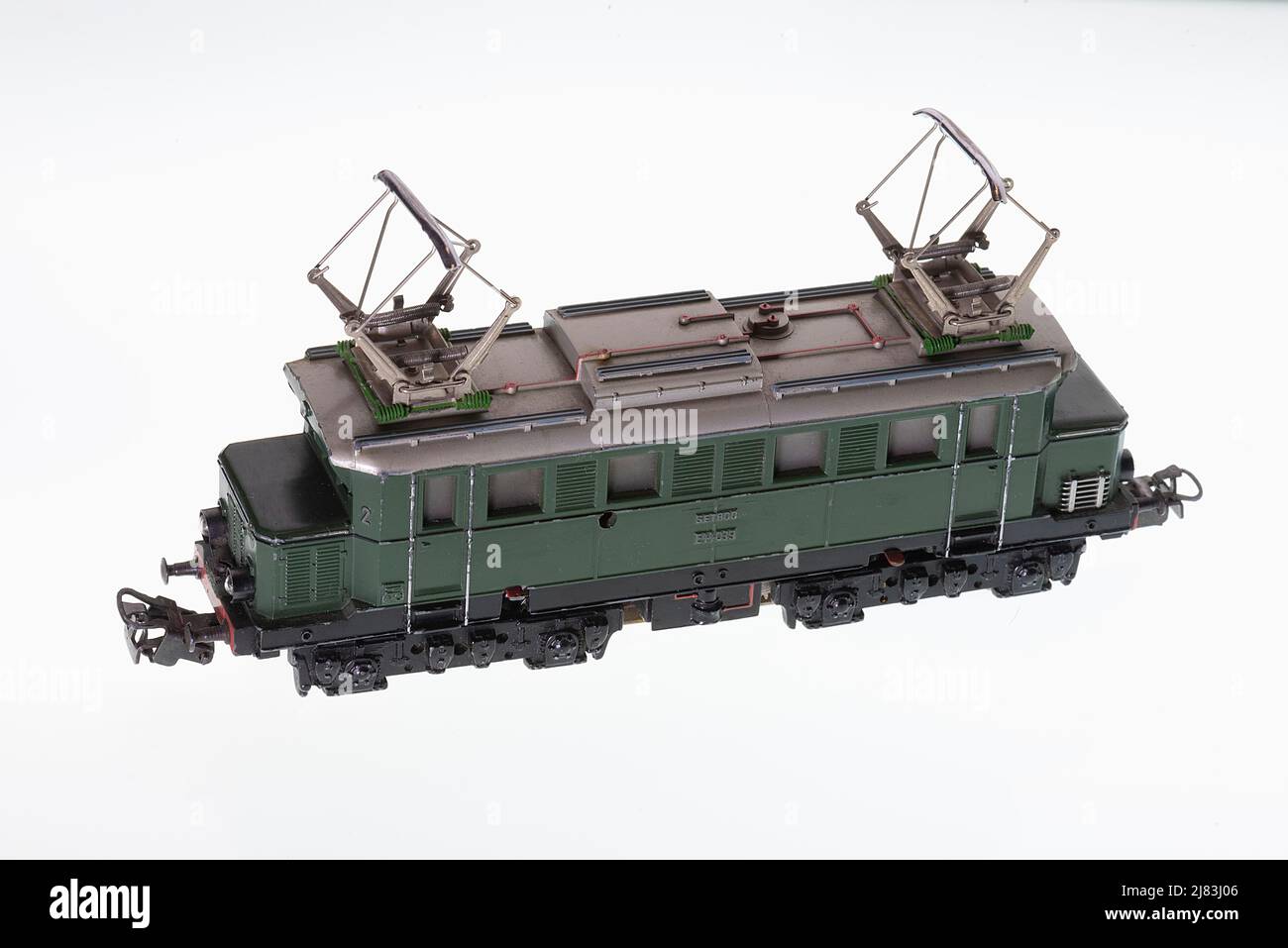 Maerklin H0, elektrische Lokomotive 44039 Baujahr 1964, auf weißem Hintergrund, Studioaufnahme Stockfoto