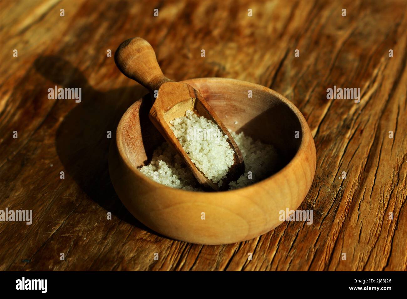 Holzschüssel mit Salz Stockfoto