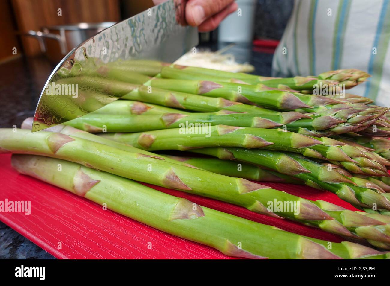 Schwäbische Küche, schneiden Sie die Enden von Spargel, Vorbereitung Pfitzauf mit Spargelsalat und Honauforelle, grüner Spargel, Gemüse, gesund Stockfoto