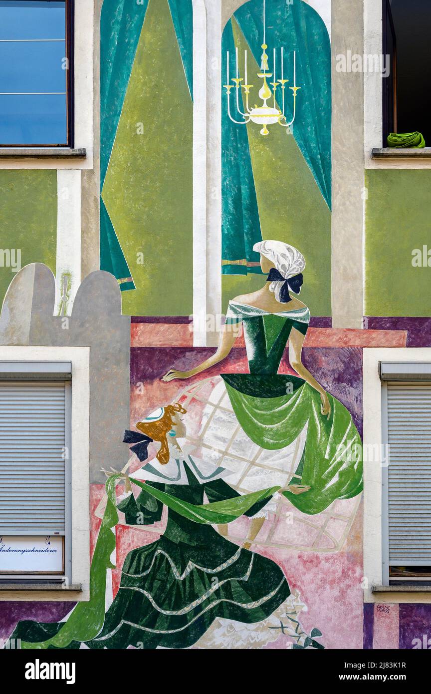 Fassade mit Fresko, von Damen in Abendkleidern von Franz Weiss, Wangen im Allgäu, Baden-Württemberg, Deutschland Stockfoto
