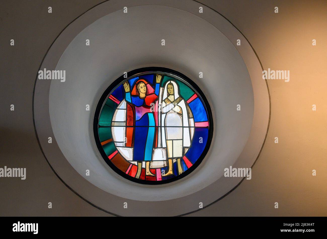 Modernes Kirchenfenster mit zwei Figuren, Pfarrkirche St. Martin, Gallus und Magnus, Wangen im Allgäu, Baden-Württemberg, Deutschland Stockfoto