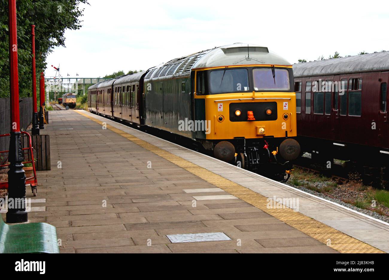 Ein Oldtimer-Dieselzug, der an einer Station ankommt. Stockfoto