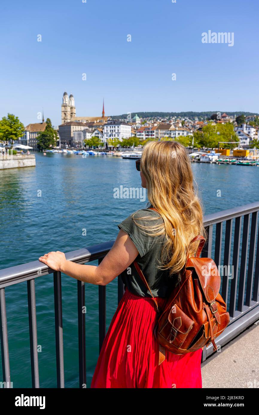 Touristin blicks ueber den Limmat, Altstadt von Zürich, Schweiz Stockfoto