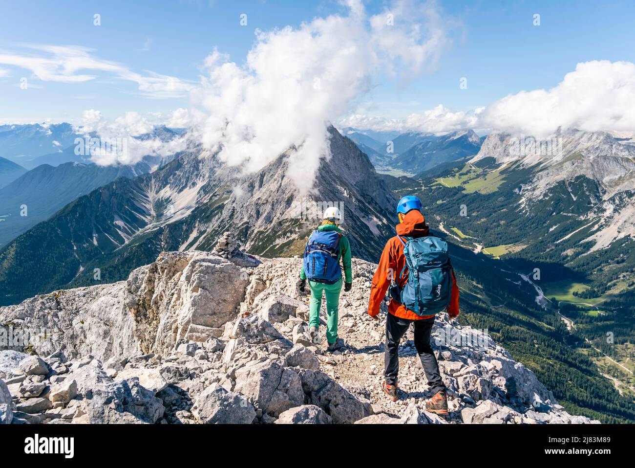 Wanderer mit Kletterhelm auf einem steilen Felskamm, Höhenwanderung, hohe Munde, Mieminger Gebirge, Tirol, Österreich Stockfoto