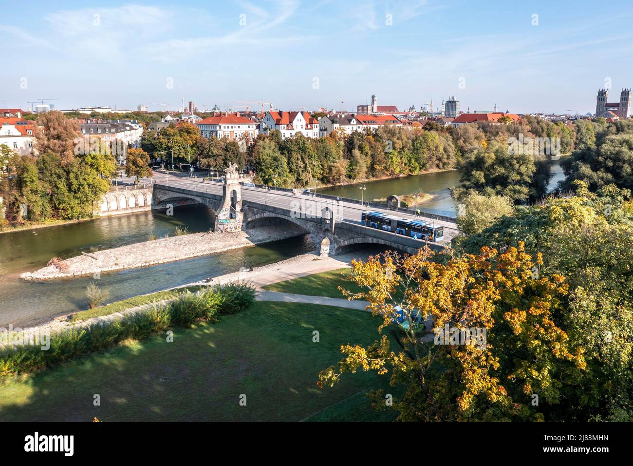 Blick auf die Stadt, Wittelsbacherbrücke, Isar und das Stadtzentrum von München, Bayern, Deutschland Stockfoto