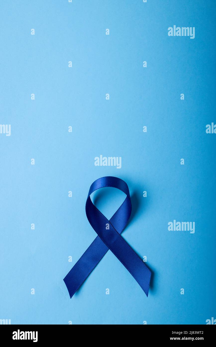 Nahaufnahme des blauen Farbbands zur Wahrnehmung von Magenkrebs auf blauem Hintergrund, Platz zum Kopieren Stockfoto