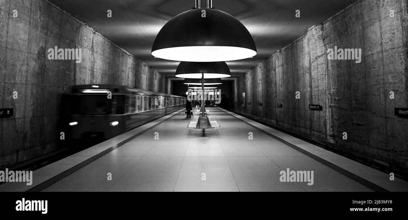 Schwarz-Weiß, Westfriedhof, U-Bahn-Station, Moderne Architektur, München, Deutschland Stockfoto