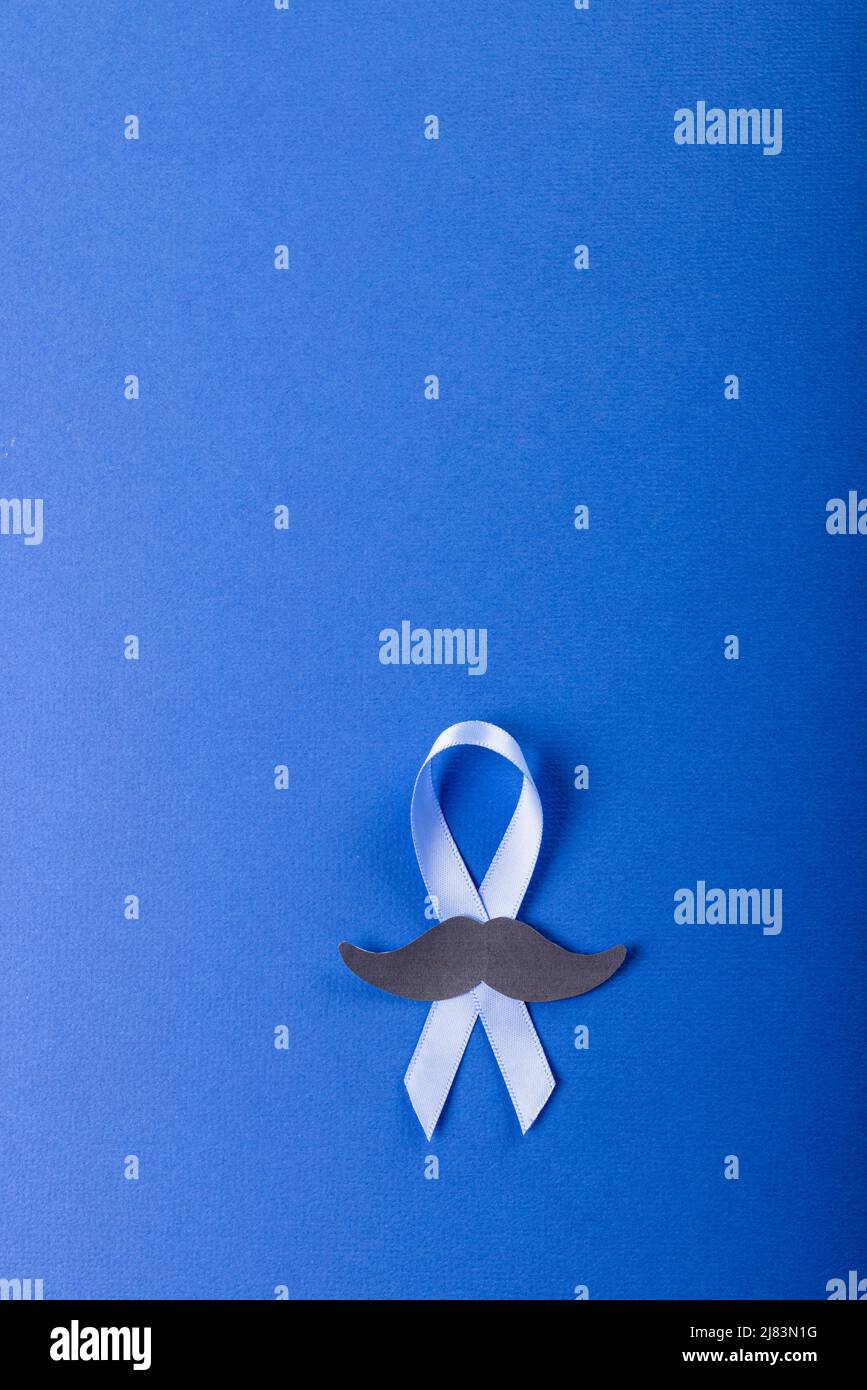 Direkt über der Aufnahme von Prostatakrebs Bewusstsein blaues Band mit Papier Schnurrbart auf blauem Hintergrund Stockfoto