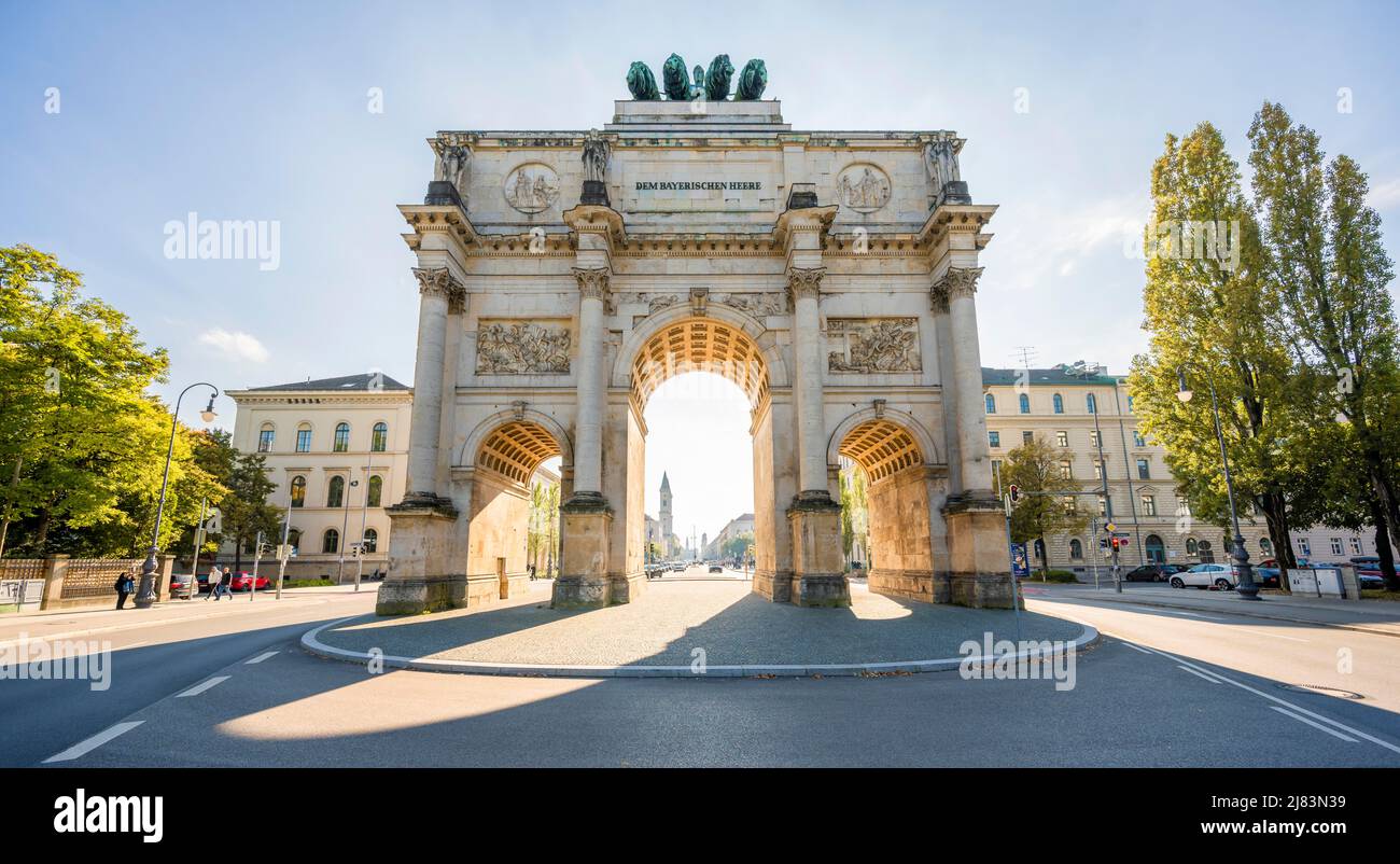 Backlight shot, Siegestor in der Leopoldstraße, neoklassische Architektur, Bayern, München Stockfoto