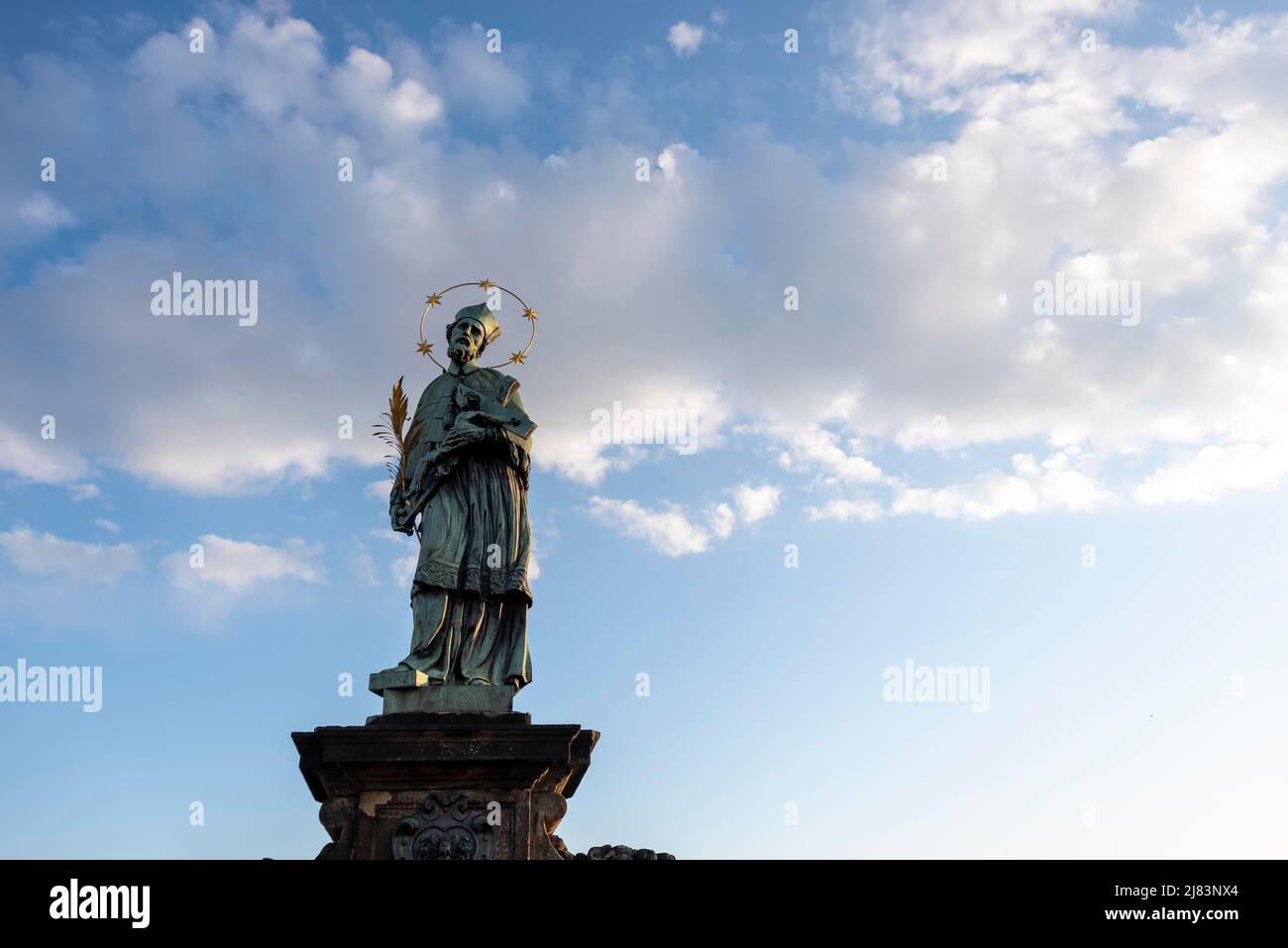 Heiliger Johannes von Nepomuk, Statue auf der Karlsbrücke, Karluv Most, 1683, Prag, Tschechien Stockfoto