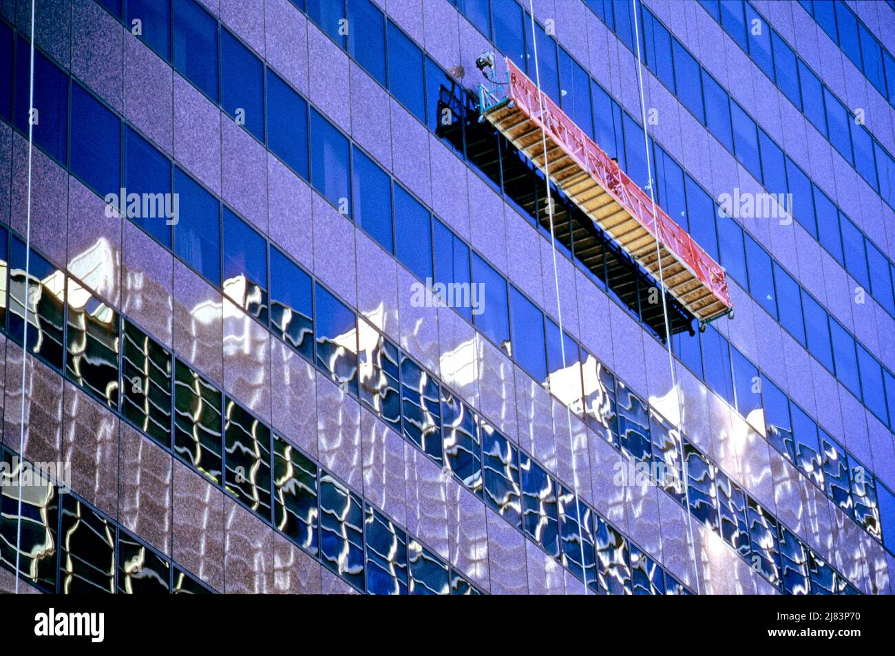 Gondel zum fensterputzen -Fotos und -Bildmaterial in hoher Auflösung ...