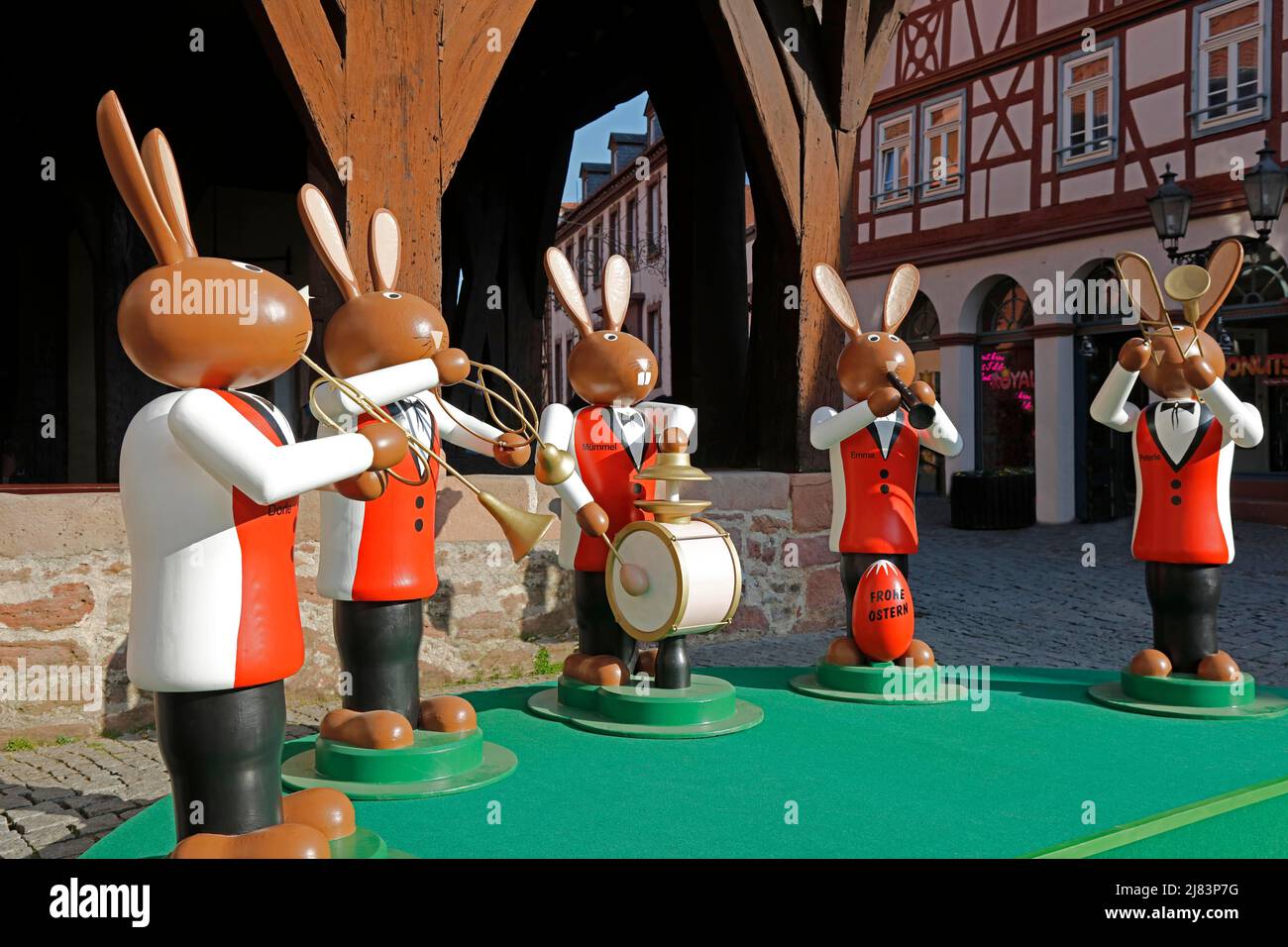 Osterhasen-Band, historisches Rathaus, Michelstadt, Odenwald, Hessen, Deutschland Stockfoto