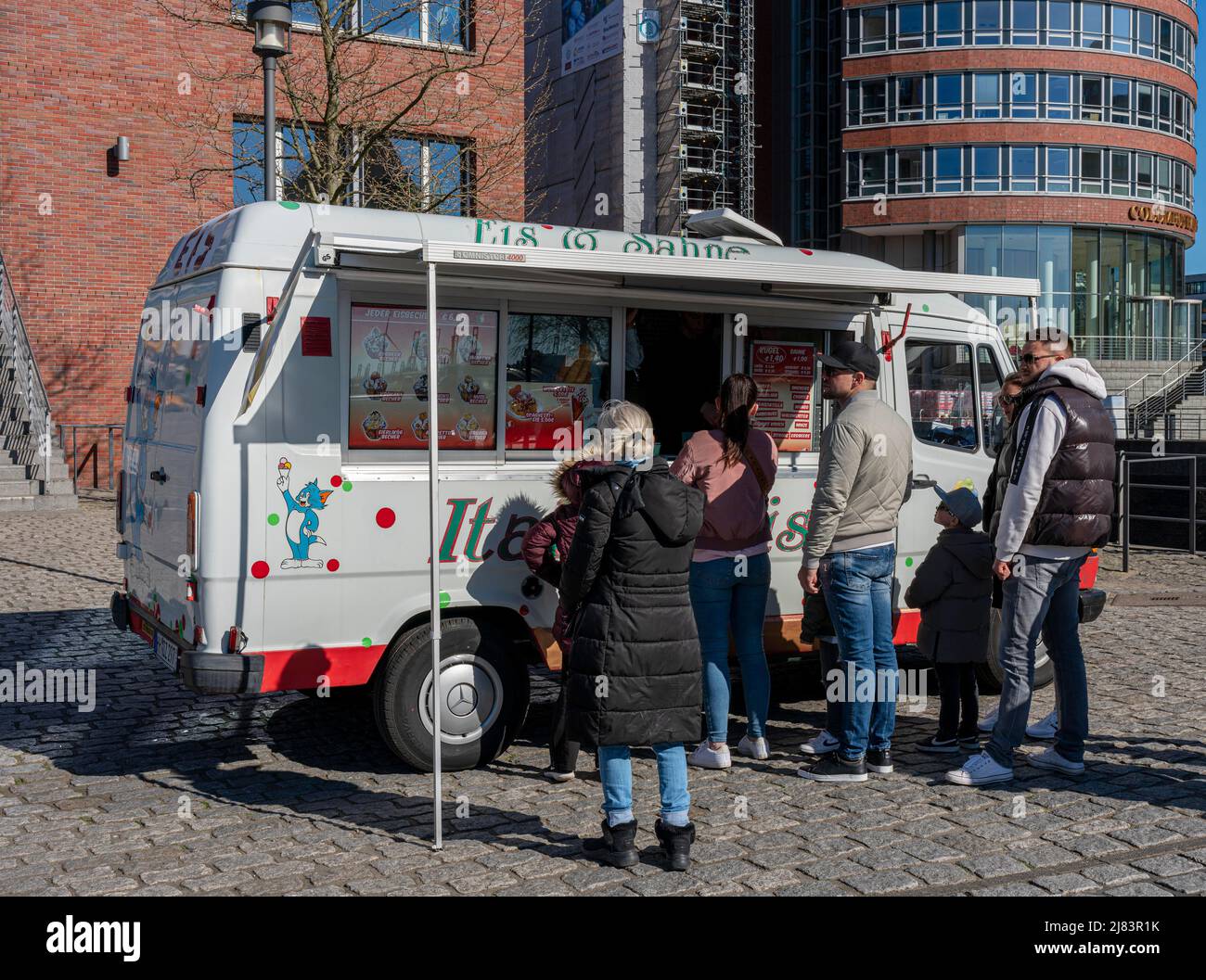 Mobiler Eisverkäufer in der Hamburger HafenCity, Hamburg, Deutschland  Stockfotografie - Alamy