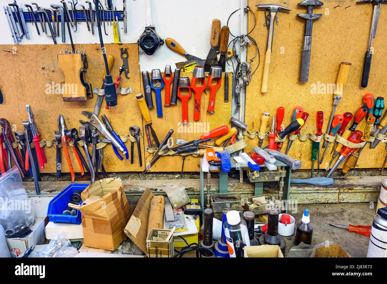 Werkbank mit Werkzeugen in einer Sattlerei in Allgäu, Baden-Württemberg, Deutschland Stockfoto