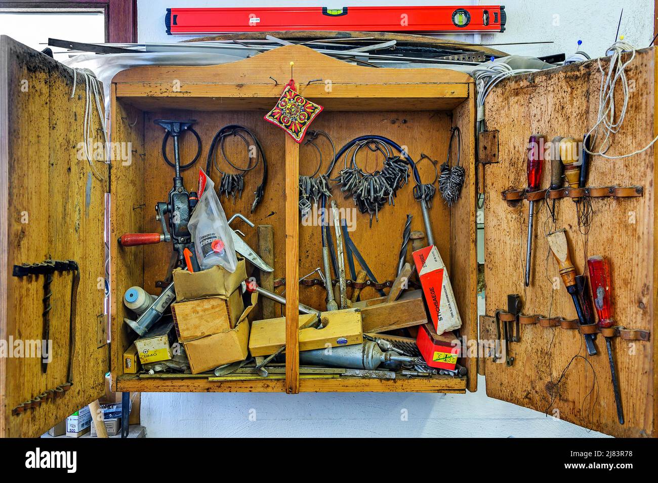 Werkzeugschrank in einer Sattlerei in Allgäu, Baden-Württemberg, Deutschland Stockfoto