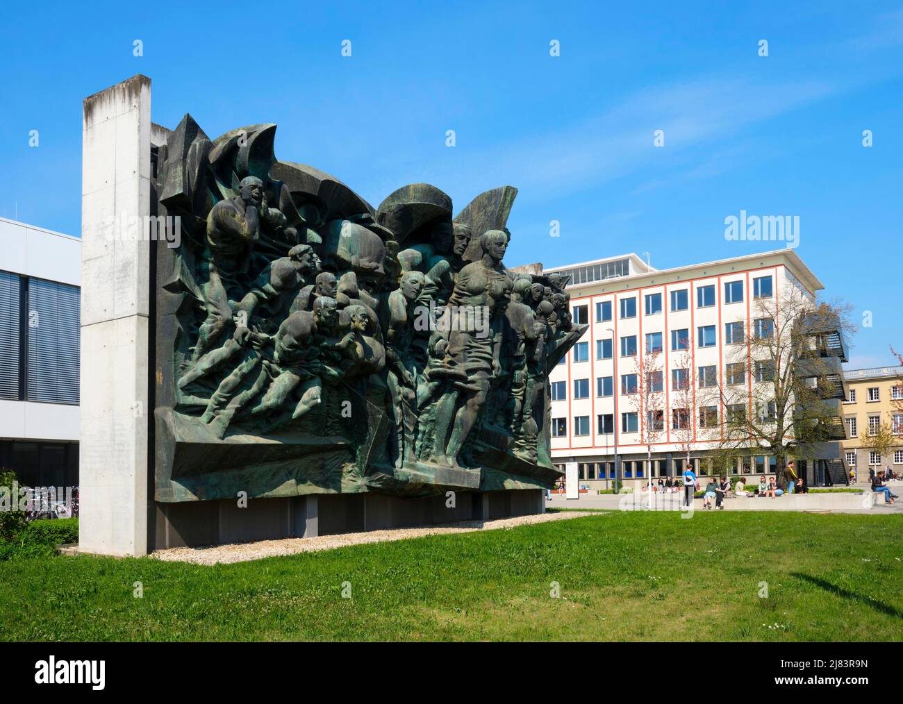 Abfahrt, Karl Marx Bronzebelief von Frank Ruddigkeit, Klaus Schwabe und Rolf Kuhrt, Campus der Deutschen Hochschule für Körperkultur DHfK Stockfoto