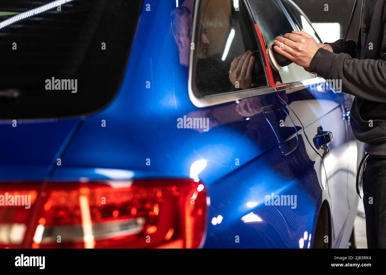 Auto-Mechaniker Arbeiter Polieren Auto an einem Automobil-Reparatur-und erneuern Service-Station-Shop durch Power-Puffer-Maschine, Automotive-Konzept Stockfoto