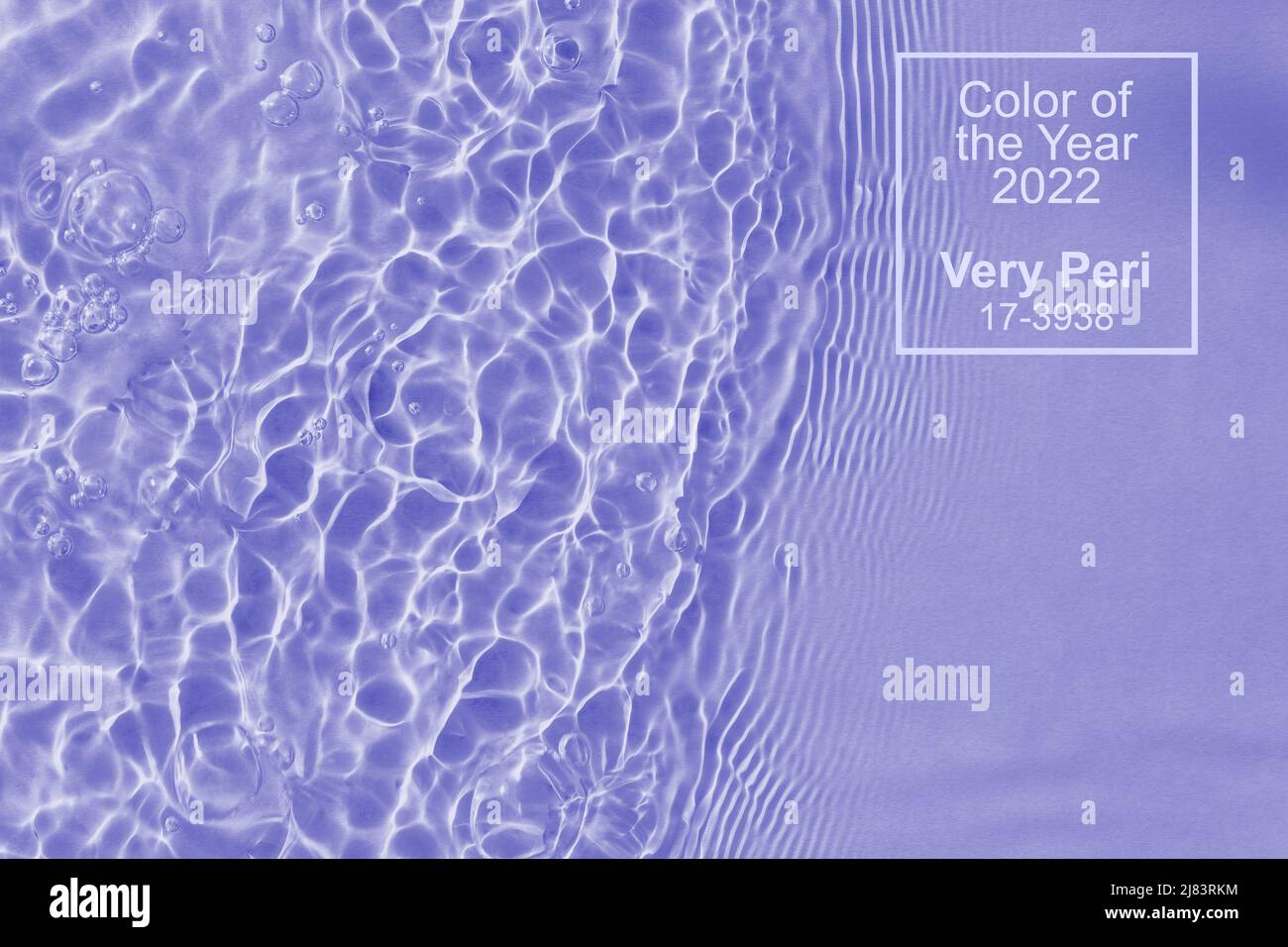 Klare Wasseroberfläche Textur mit Spritzern Blasen. Farbe des Jahres 2022 sehr Peri. Pantone Farbe 2022. Stockfoto