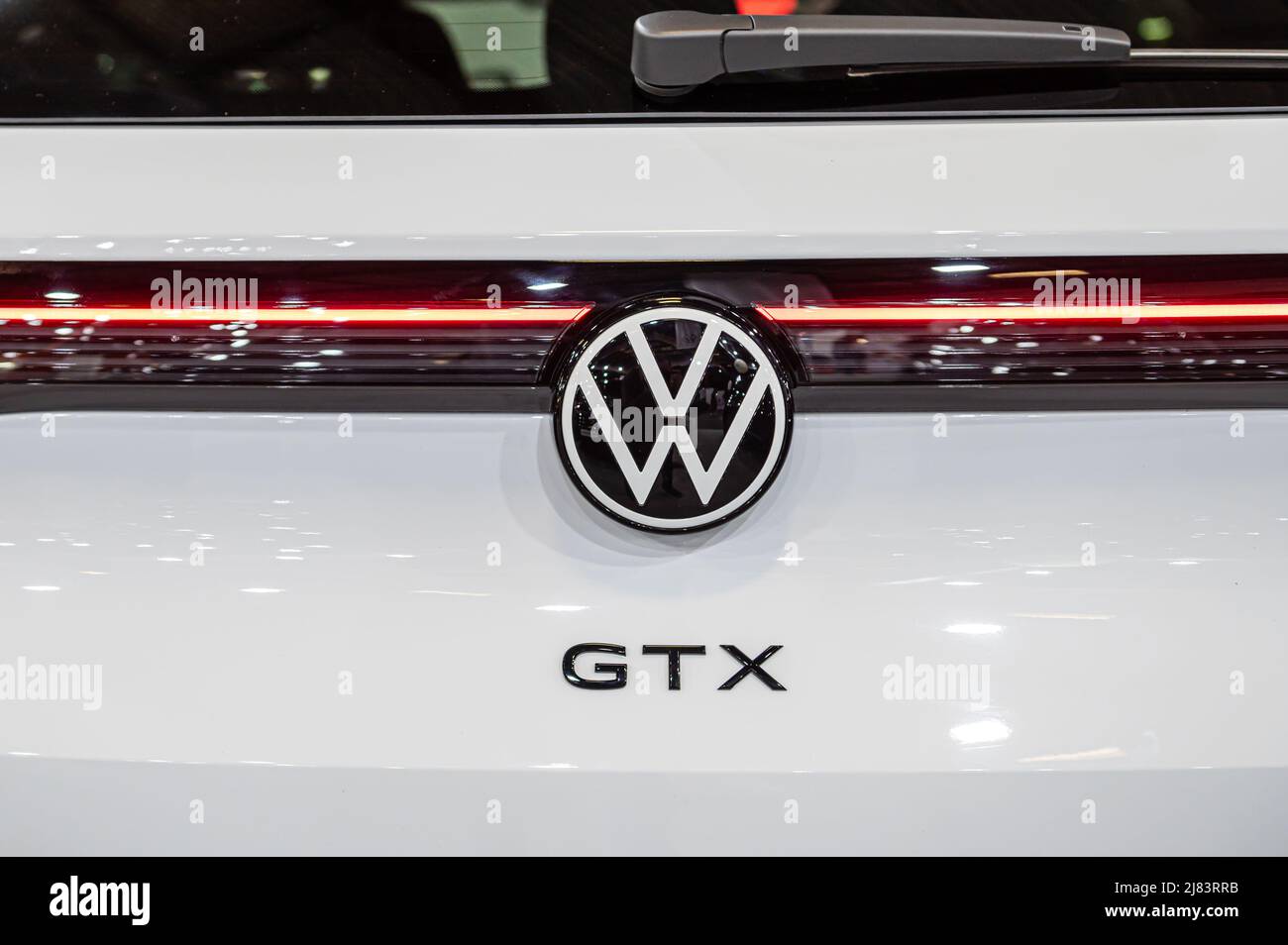 Riga, Lettland, 29. April 2022: LED-Rückleuchten und Fahrzeugdesign Nahaufnahme des elektrischen SUV nev VW ID4 GTX, Modell 2022, Außendesign Stockfoto