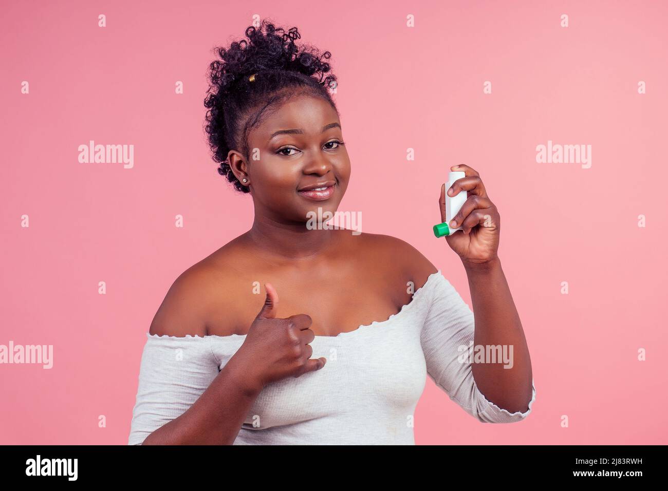 afroamerikanische Frau über isolierten rosa Hintergrund fühlen sich unwohl und Husten als Symptom für Kälte oder Bronchitis Stockfoto