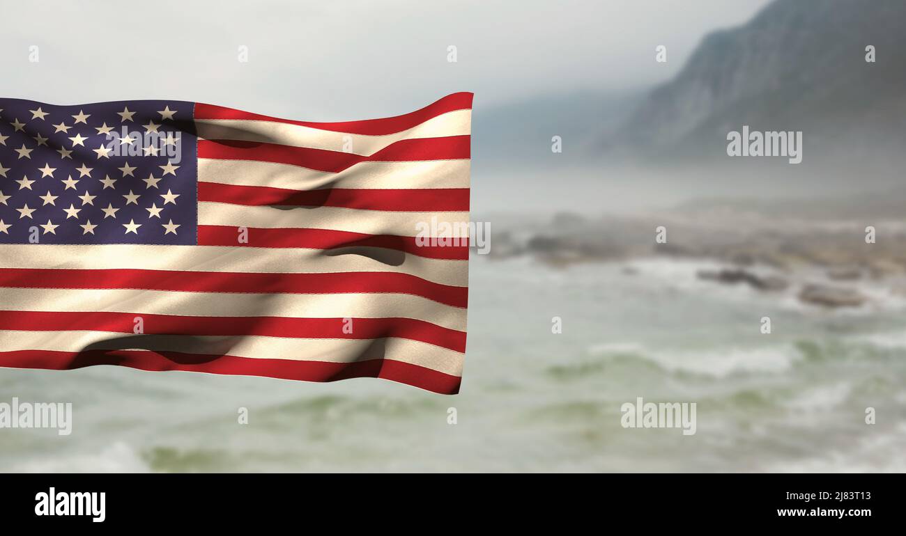 Zusammengesetztes Bild der wehenden amerikanischen Flagge gegen Landschaft mit Meer und Bergen Stockfoto