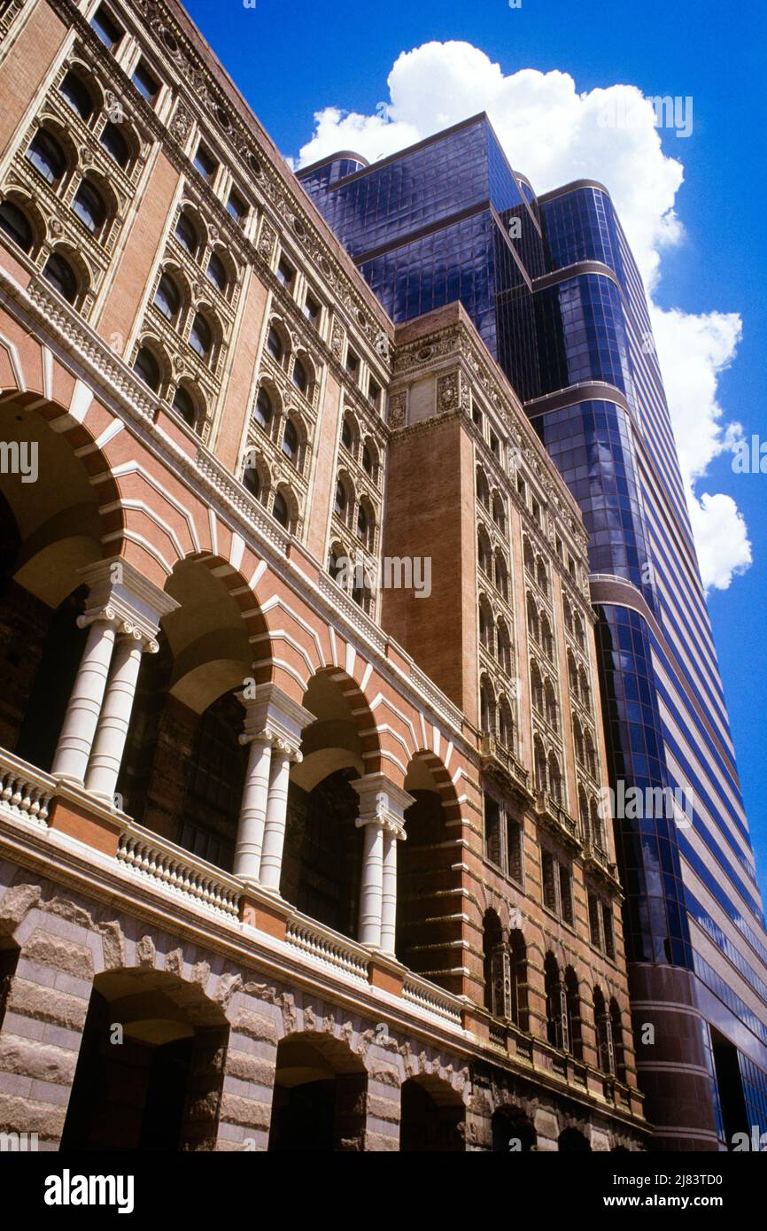 1990S FASSADE DES ALTEN LESENDEN EISENBAHN-TERMINALGEBÄUDES, ERBAUT 1893 UND NEUES BÜROGEBÄUDE JENSEITS VON PHILADELPHIA PENNSYLVANIA USA - KP5727 NET002 SÄULENHARE IMMOBILIENSTRUKTUREN UNTERNEHMEN GEBÄUDE JENSEITS DER GEBAUTEN FASSADE HAUPTHAUS HAUPTSITZ NATIONALEN HISTORISCHEN WAHRZEICHEN TERMINAL 1893 BÖGEN GUSSEISERNE STADT DER BRÜDERLICHEN LIEBE DEPOT ALTMODISCH Stockfoto