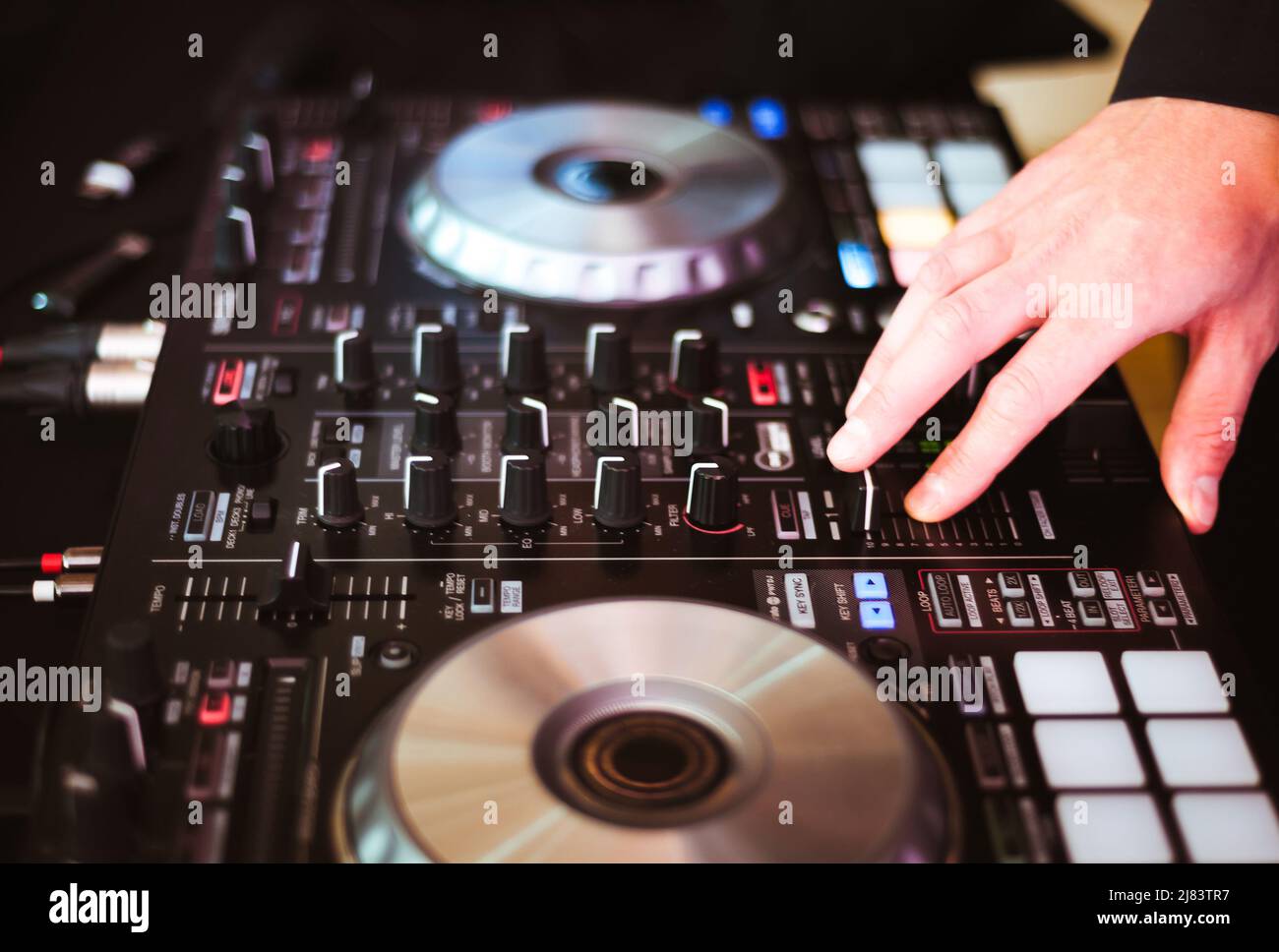 DJ spielt und mischt Musik auf dem digitalen Midi-Controller Stockfoto