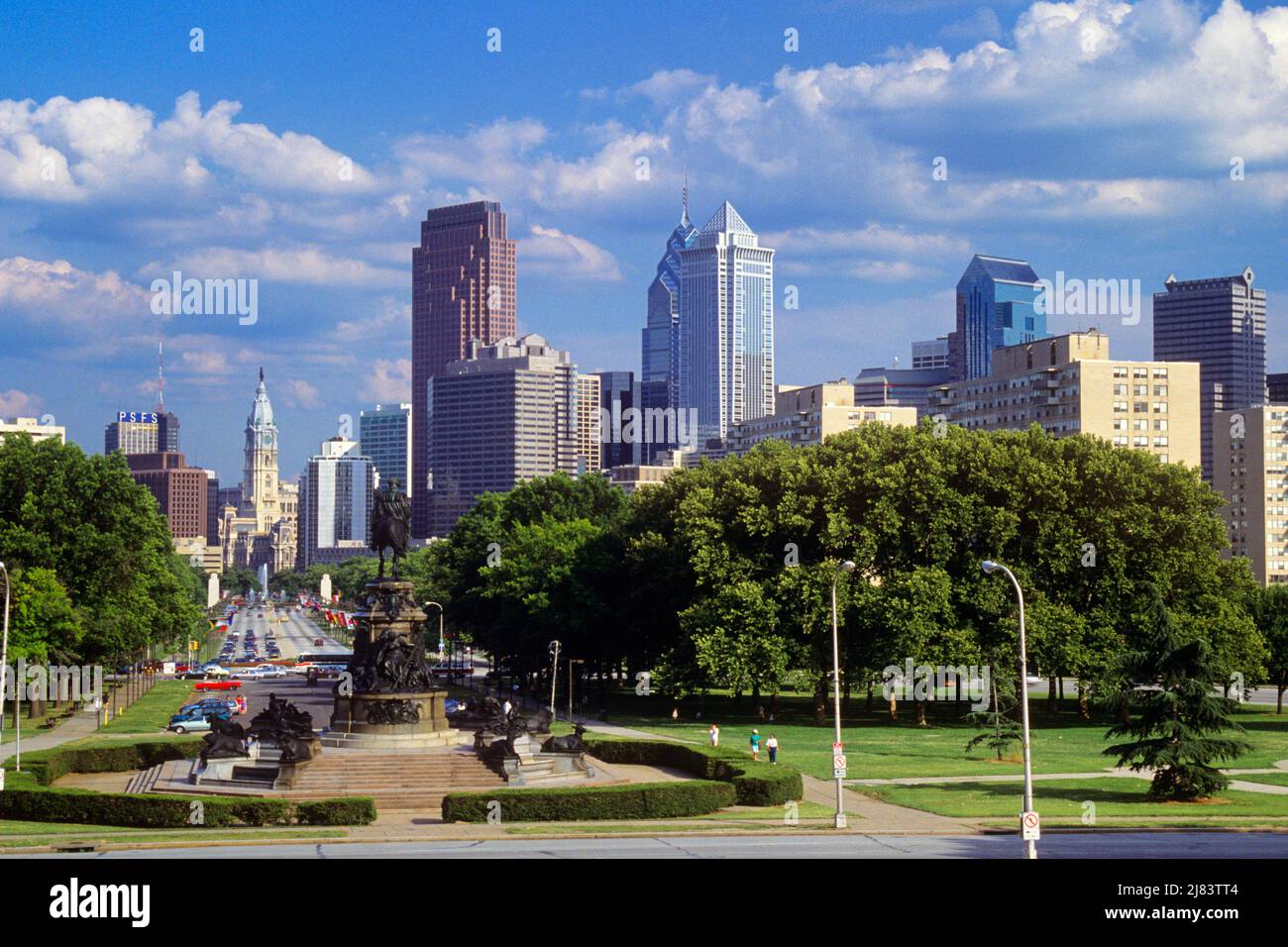 1990S ZENTRUM SKYLINE DER STADT VON STEPS OF MUSEUM OF ART PHILADELPHIA PA USA - KR110134 NET002 HARS-REGION MID-ATLANTIC IMMOBILIEN COMMONWEALTH MID-ATLANTIC-REGION OSTKÜSTE STRUKTUREN STÄDTE KEYSTONE STATE GEBÄUDE PANORAMA COMMONWEALTHS SAISON STADT DER BRÜDERLICHEN LIEBE ALTMODISCH Stockfoto