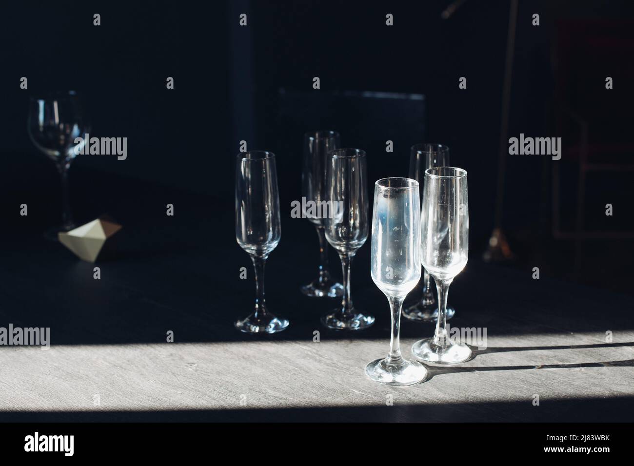 Champagnerflöten auf dem Tisch. Zwei Winden im Sonnenlicht. Stockfoto