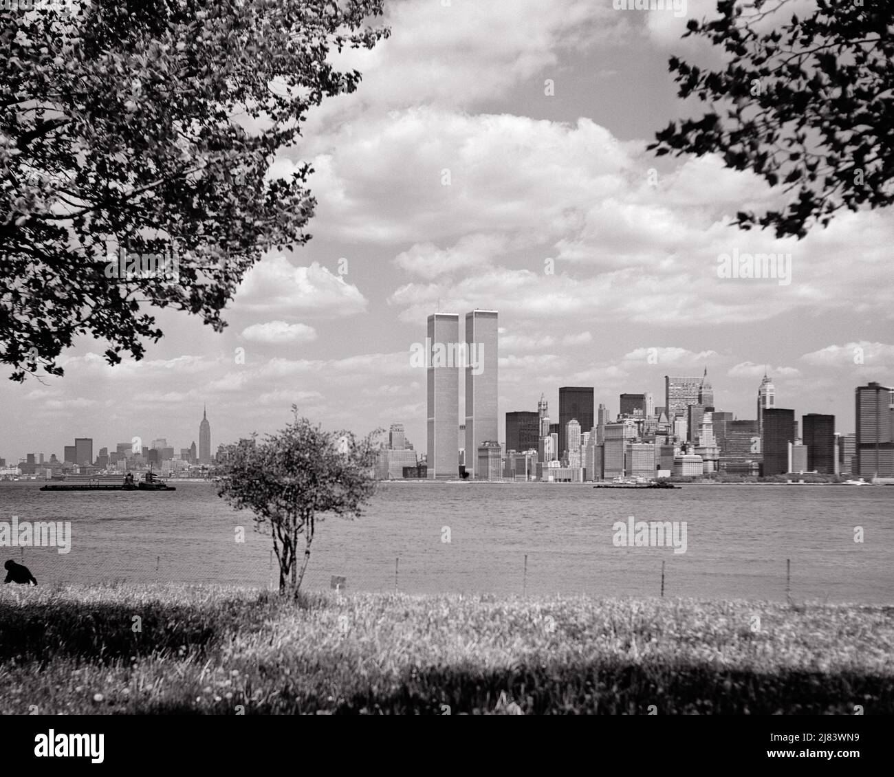 1970S SKYLINE VON MANHATTAN VON LIBERTY ISLAND BLICK AUF DIE INNENSTADT VON WORLD TRADE CENTER UND EMPIRE STATE BUILDING MIDTOWN IN DER FERNE - R24162 HAR001 HARS STRUKTUR IMMOBILIEN UND NYC IMMOBILIEN 911 EMPIRE STATE NEW YORK STRUKTUREN STÄDTE TERRORISMUS VOR 911 GEBÄUDE NEU YORK CITY PANORAMA HANDEL WELTHANDEL TÜRME SAISON WELTHANDELSZENTRUM SCHWARZ UND WEISS ZERSTÖRT HAR001 HUDSON RIVER ALTMODISCH SEPTEMBER 11 2001 TWIN TOWERS WEST SIDE WTC Stockfoto