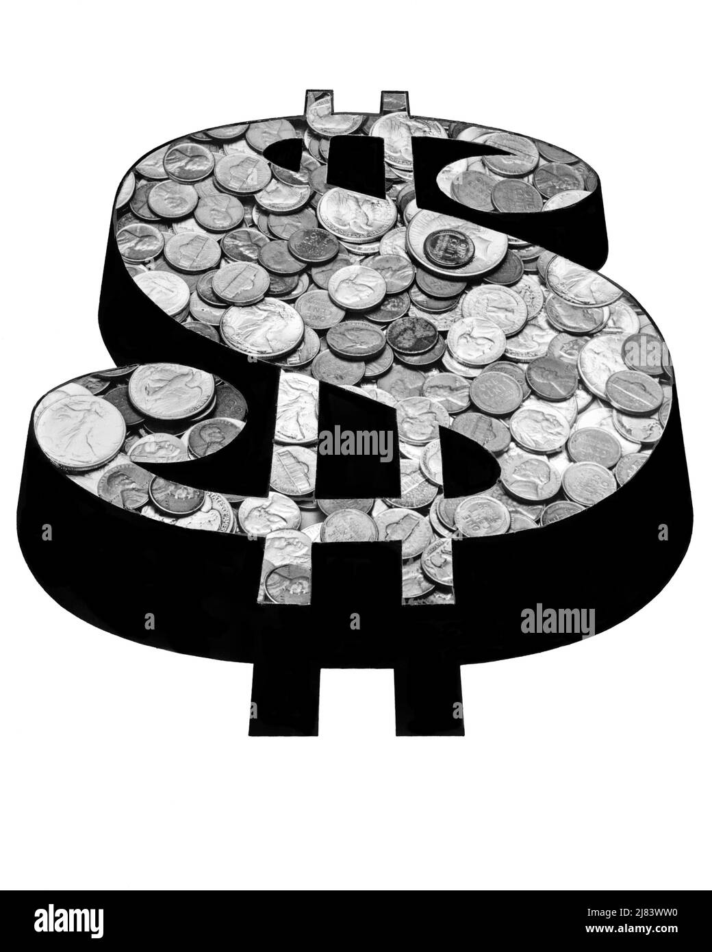 1960S DREIDIMENSIONALES DOLLARZEICHEN € GEFÜLLT MIT FOTO VON US-MÜNZEN NICKELS DIMES QUARTERS PENNIES - S16589 HAR001 HARS SCHWARZ-WEISS-MÜNZEN KOSTEN WIRTSCHAFT HAR001 ALTMODISCHE DARSTELLUNG Stockfoto