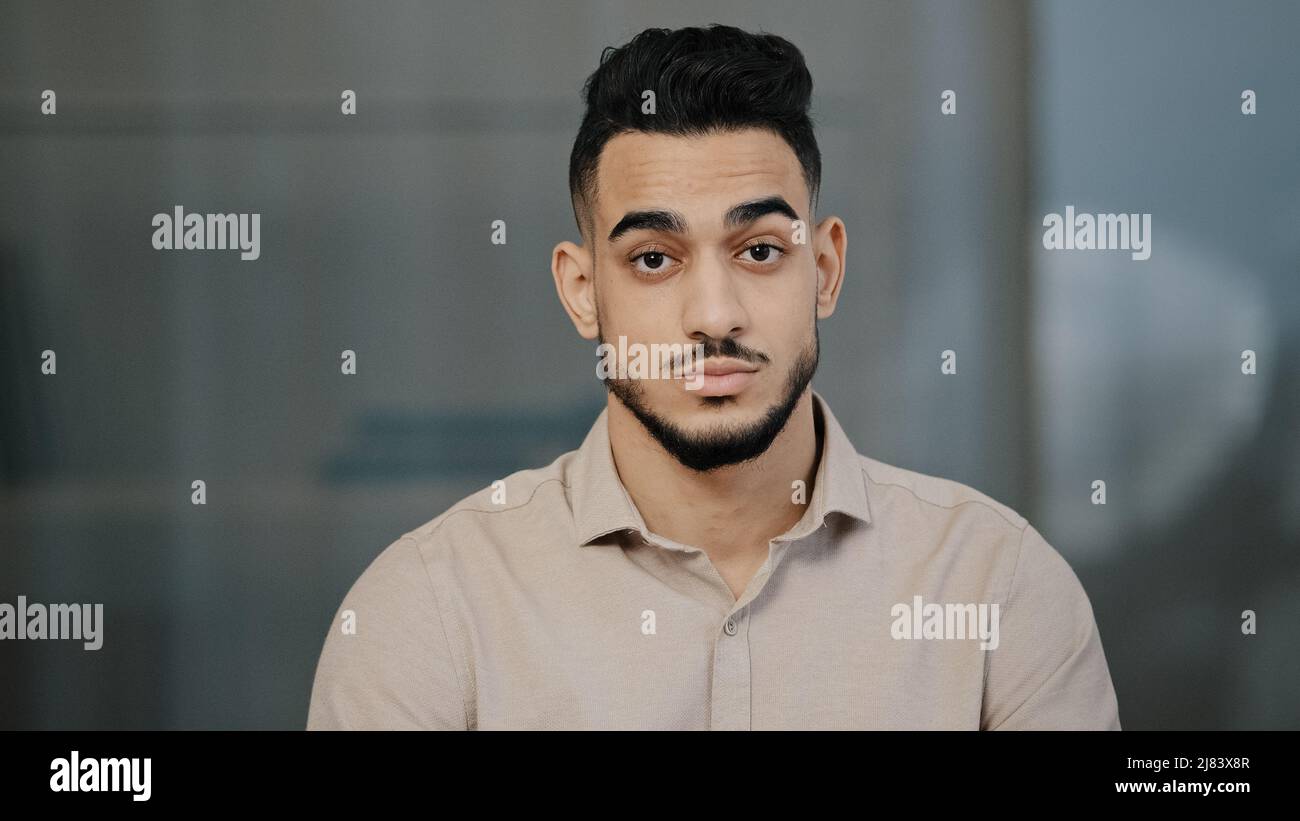 Serious Mann arabischen Arbeiter Unternehmer aufgeregt nickt Kopf zeigt die Finger auf beiden Augen beobachten Sie Geste folgen Schild an der Kamera hispanisch Stockfoto