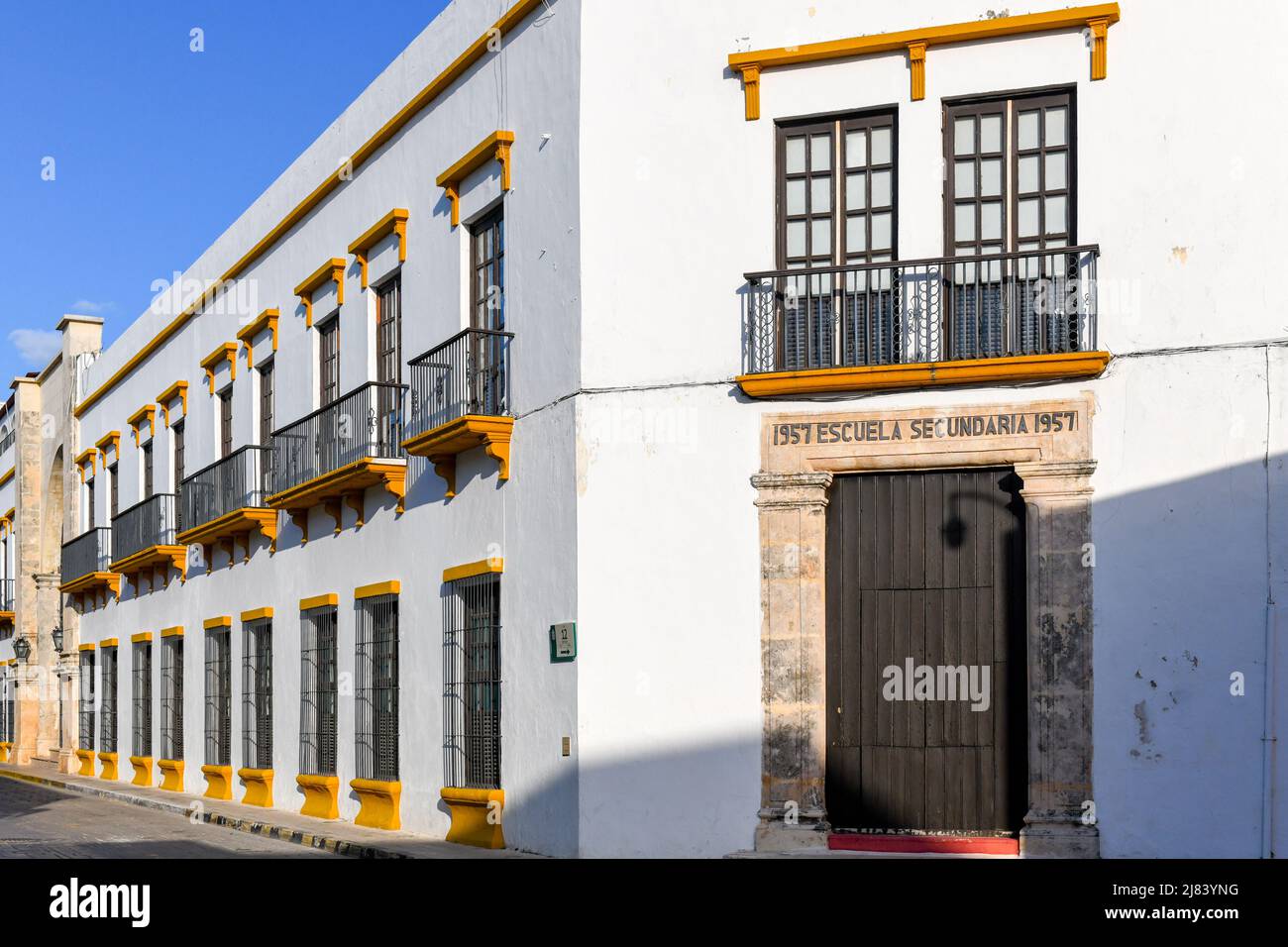 Schule aus der Kolonialzeit in der historischen befestigten Stadt Campeche, Mexiko Stockfoto