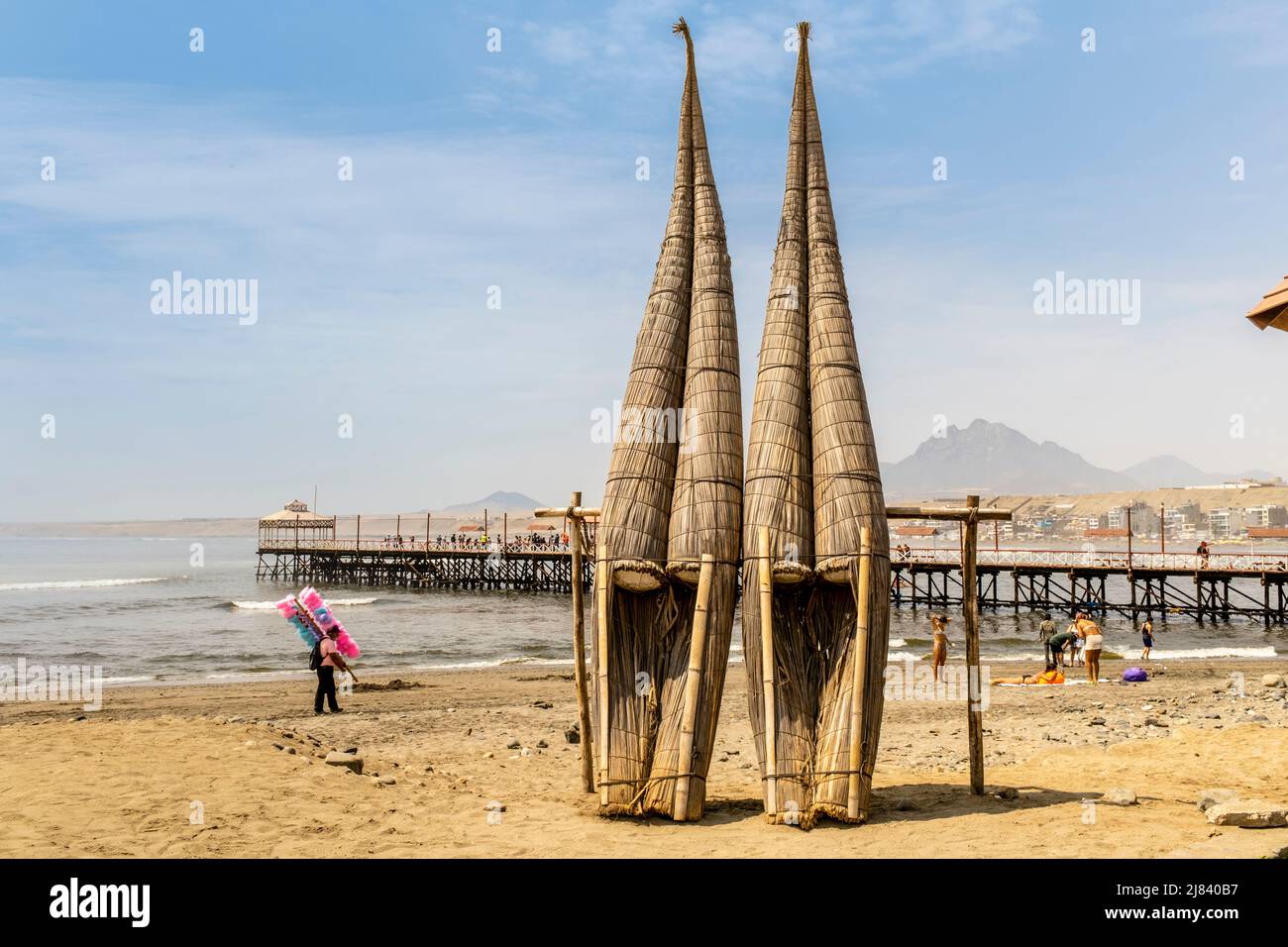 Zwei Caballitos de Totora (traditionelle Schilffischboote) am Strand von Huanchaco, Provinz Trujillo, Peru. Stockfoto