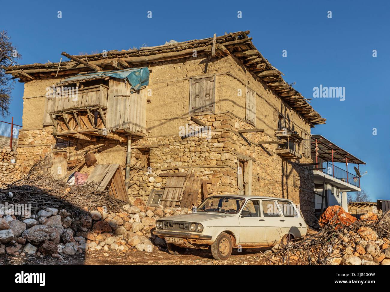 Getreidehäuser, historische Häuser, Basare und eine Moschee aus osmanischer Zeit, die ein kulturelles Erbe im Stadtteil Antalya Elmalı sind Stockfoto