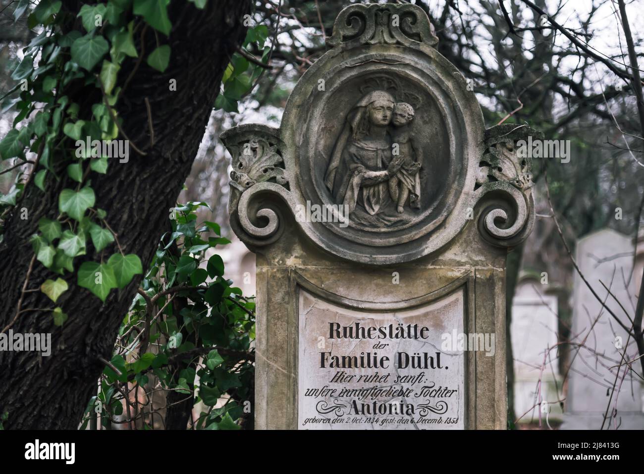 Jungfrau Maria mit Baby auf dem Friedhof von Saint Marx Stockfoto