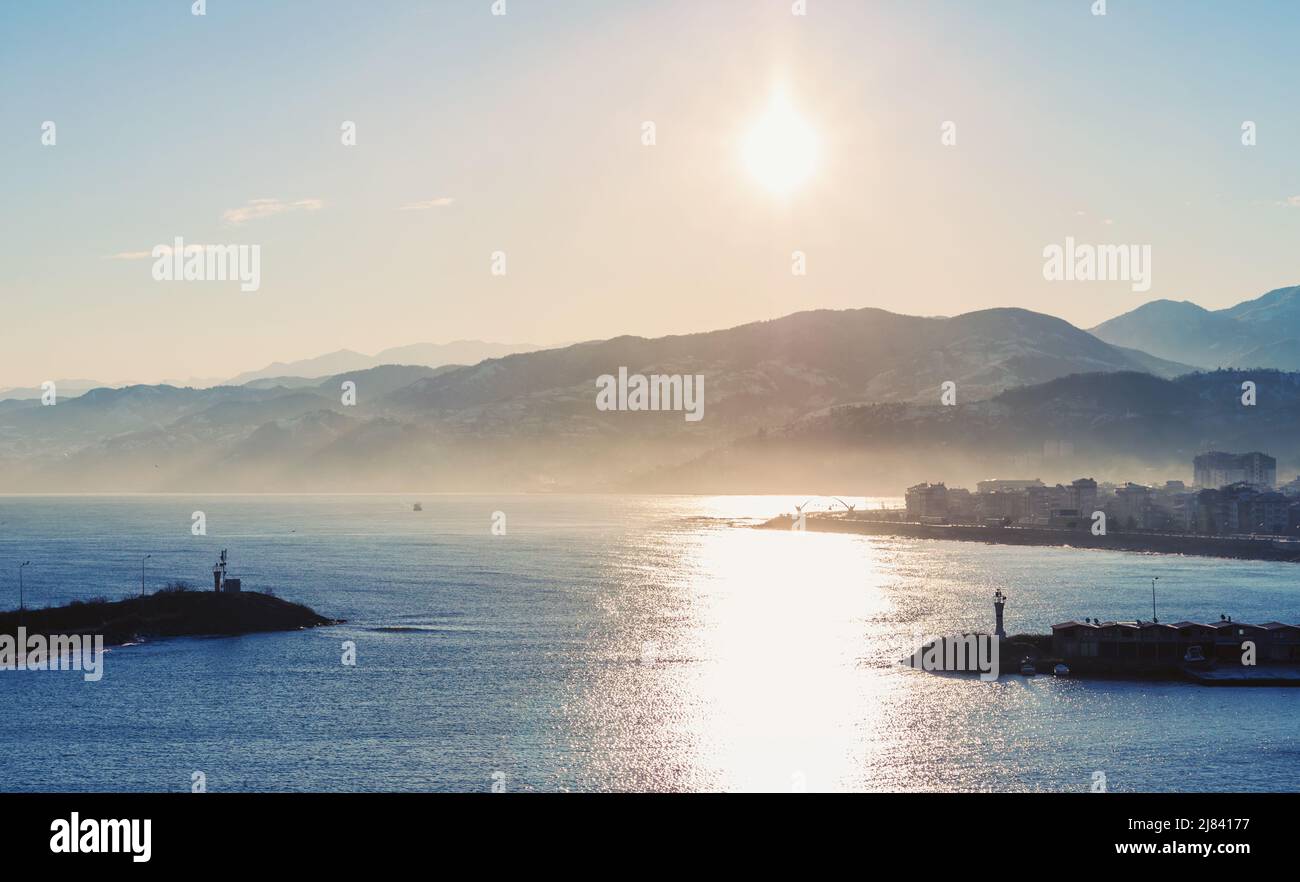 Küstenansicht von Arakli, Trabzon, Türkei. Schwarzmeerküste am Morgen. Wellenbrecher am Eingang zum kleinen Fischerhafen bei Sonnenaufgang Stockfoto