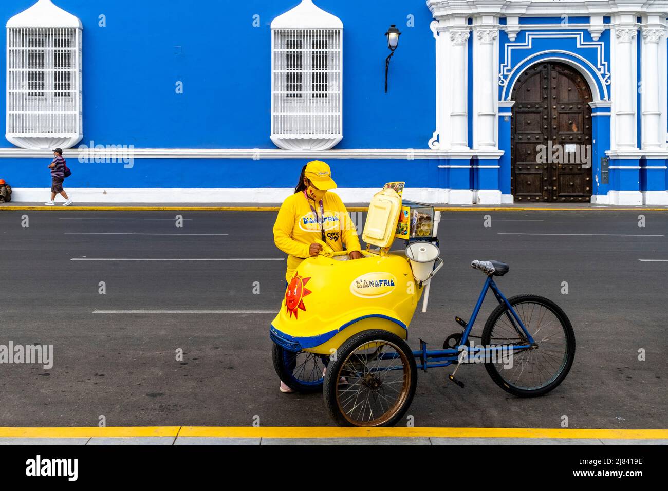 Eine Frau verkauft Eiscreme von Einem mobilen Fahrrad auf der Plaza De Armas, Trujillo, Region La Libertad, Peru. Stockfoto