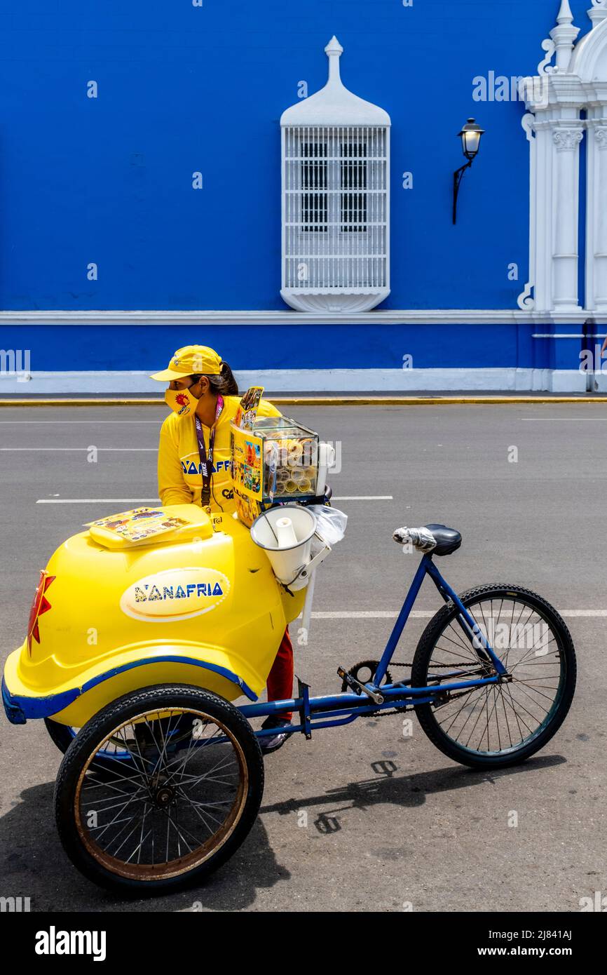 Eine Frau verkauft Eiscreme von Einem mobilen Fahrrad auf der Plaza De Armas, Trujillo, Region La Libertad, Peru. Stockfoto