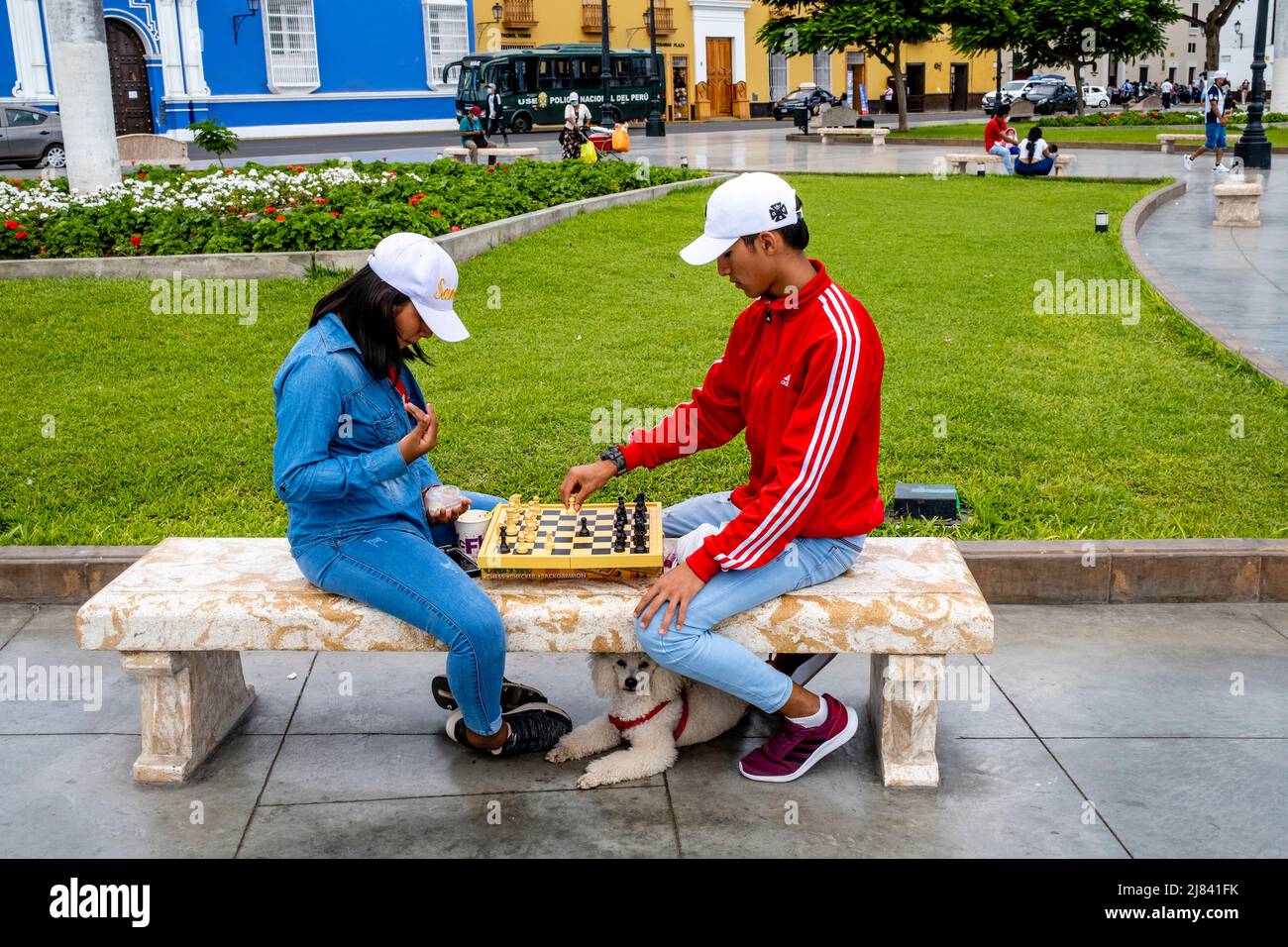 Ein junges Paar spielt Schach auf der Plaza De Armas, Trujillo, Region La Libertad, Peru. Stockfoto