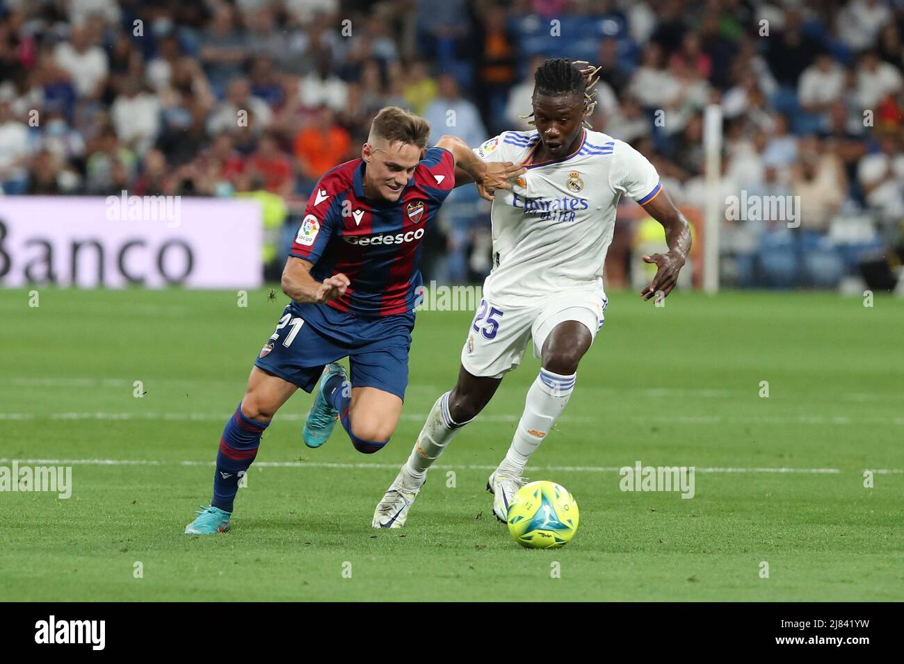 Madrid, Spanien, Mai 12. 2022. Levante´s Dani Gomez und Real Madrid´s Camavinga während Real Madrid und Levante AT, Santiago Bernabeu Stadion am 12. 2022. Mai. (Edward F. Peters) Stockfoto