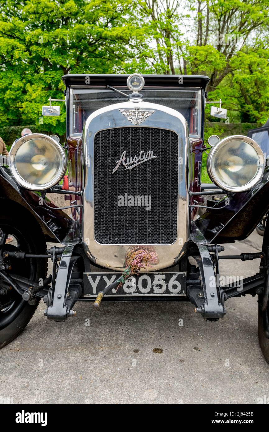 Die Mitglieder des Autoclubs Pre war Austin 7, die an der ‘Century of Sevens-Tour’ durch die Derbyshire Dales teilnehmen. Stockfoto