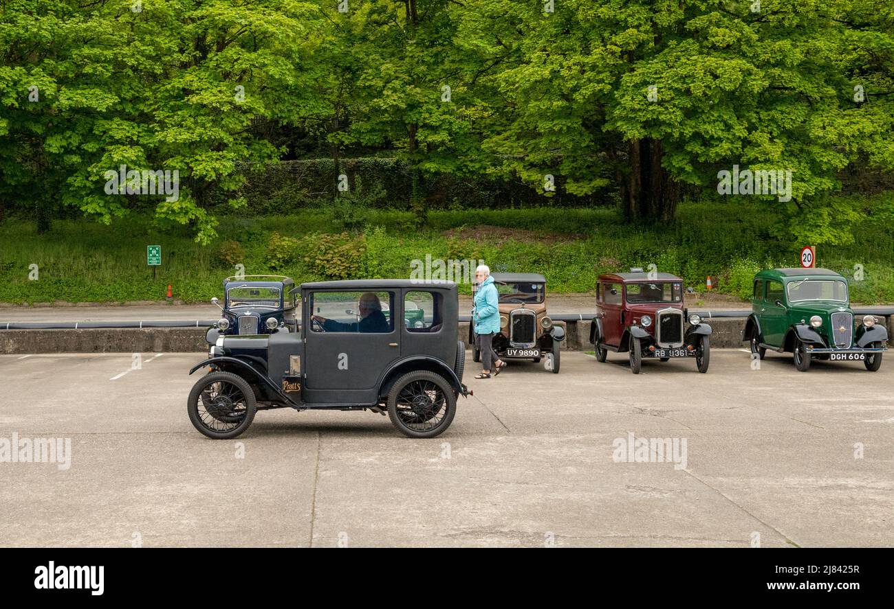 Die Mitglieder des Autoclubs Pre war Austin 7, die an der ‘Century of Sevens-Tour’ durch die Derbyshire Dales teilnehmen. Stockfoto