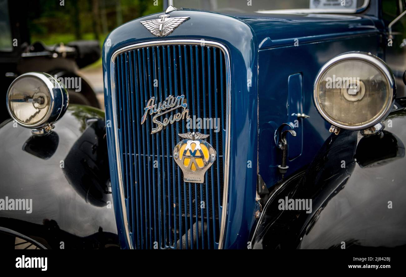 Die Mitglieder des Autoclubs Pre war Austin 7, die an der ‘Century of Sevens-Tour’ durch die Derbyshire Dales teilnehmen. Stockfoto