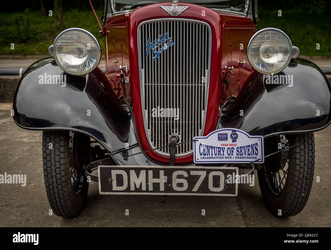 Die Mitglieder des Autoclubs Pre war Austin 7, die an der ‘Century of Sevens-Tour’ durch die Derbyshire Dales teilnehmen. Stockfoto