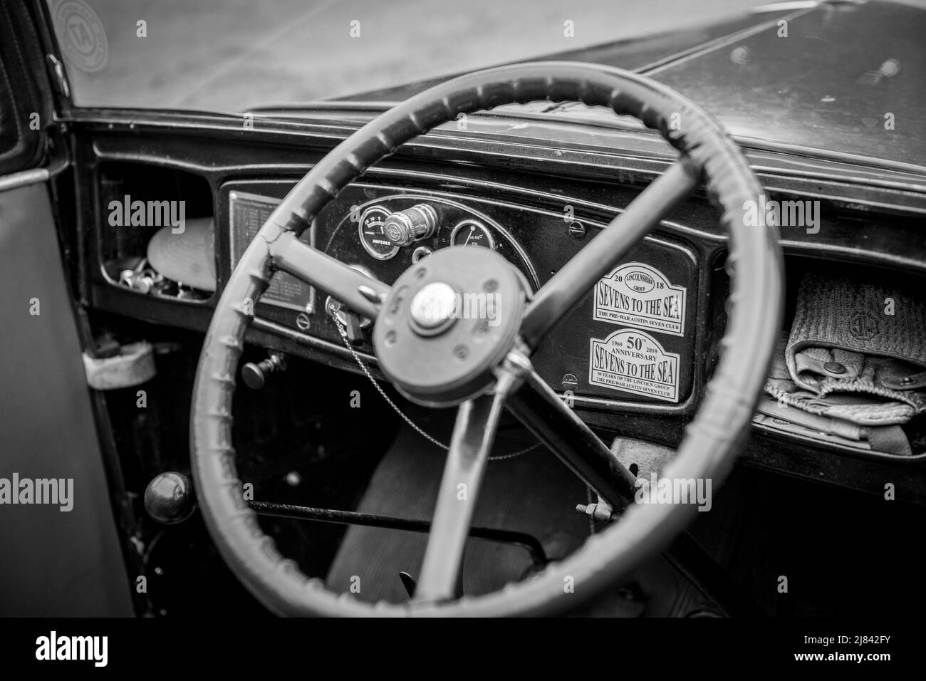 Die Mitglieder des Autoclubs Pre war Austin 7, die an der ‘Century of Sevens-Tour’ durch die Derbyshire Dales teilnehmen. Stockfoto