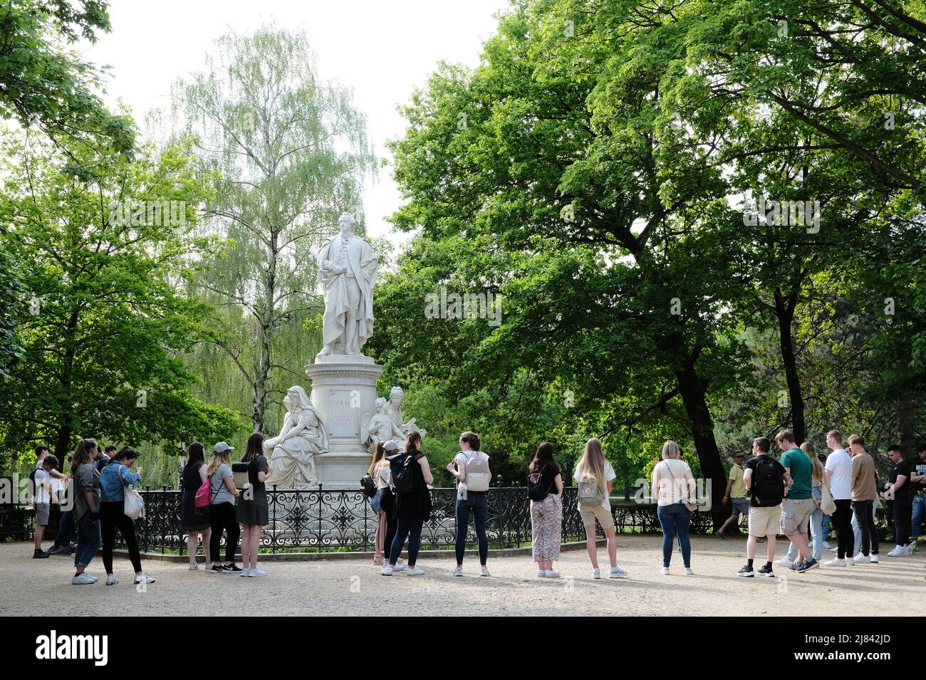 Berlin, 10. Mai 2022 Goethe-Denkmal von Fritz Schaper im Tiergarten mit einer Gruppe junger Touristen. Stockfoto