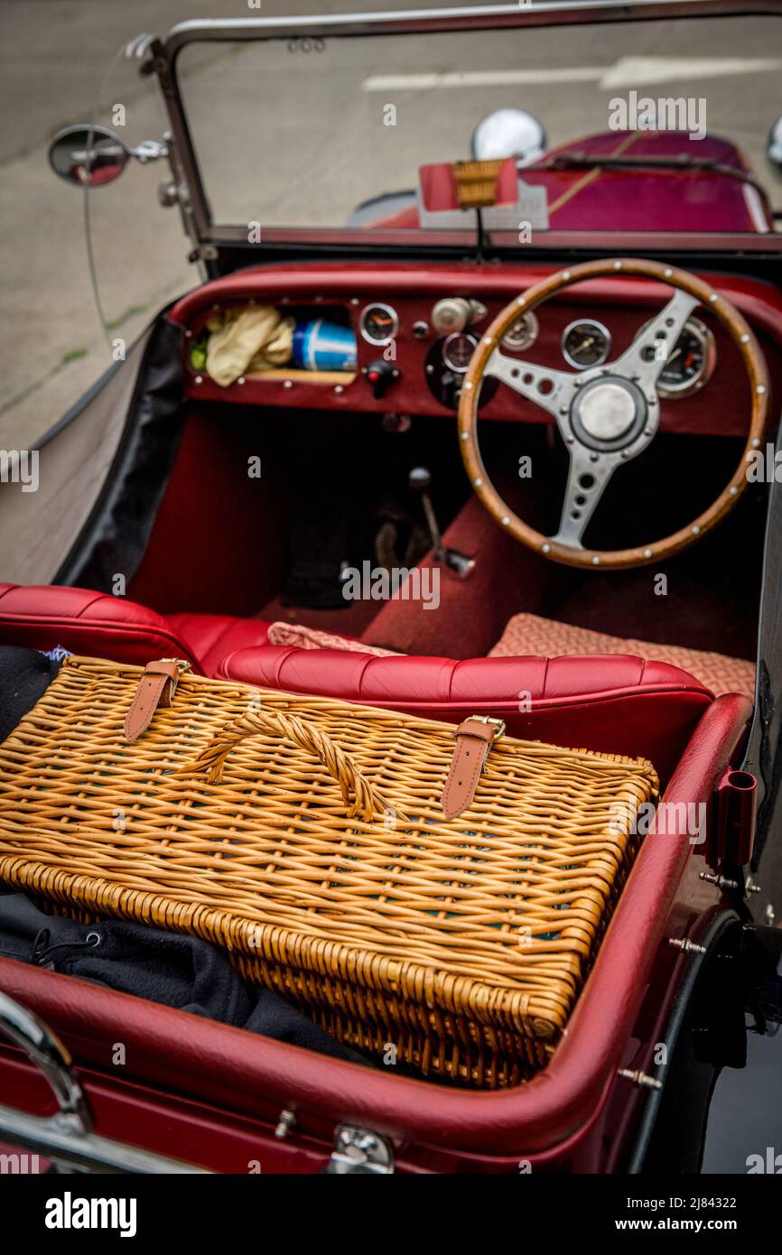 Die Mitglieder des Autoclubs Pre war Austin 7, die an der ‘Century of Sevens-Tour’ durch die Derbyshire Dales teilnehmen. Stockfoto