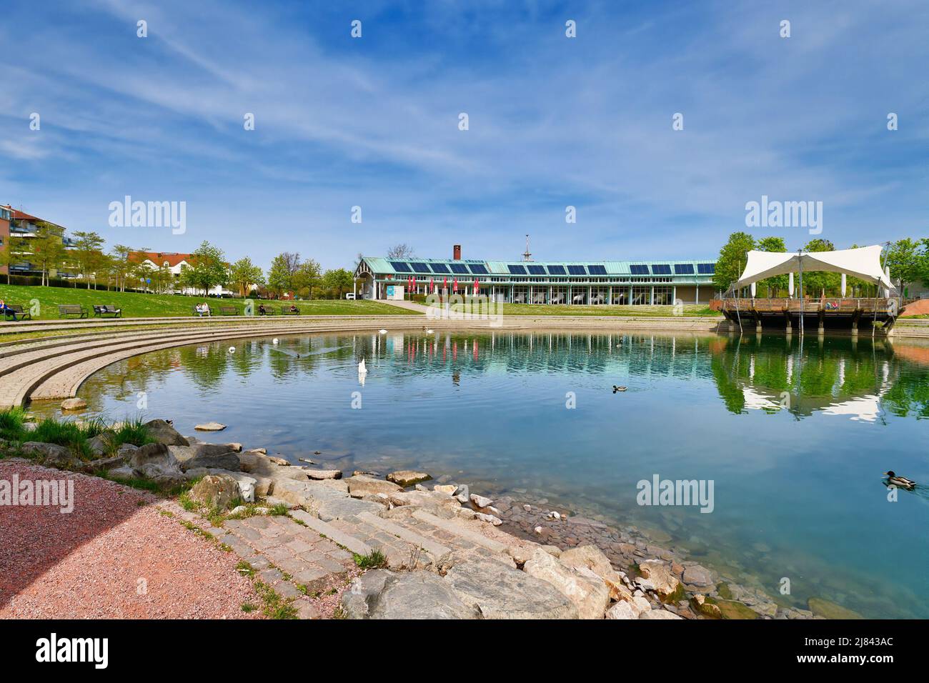Freiburg, Deutschland - April 2022: Park 'Seegpark' mit See und kleiner Freilichtbühne Stockfoto