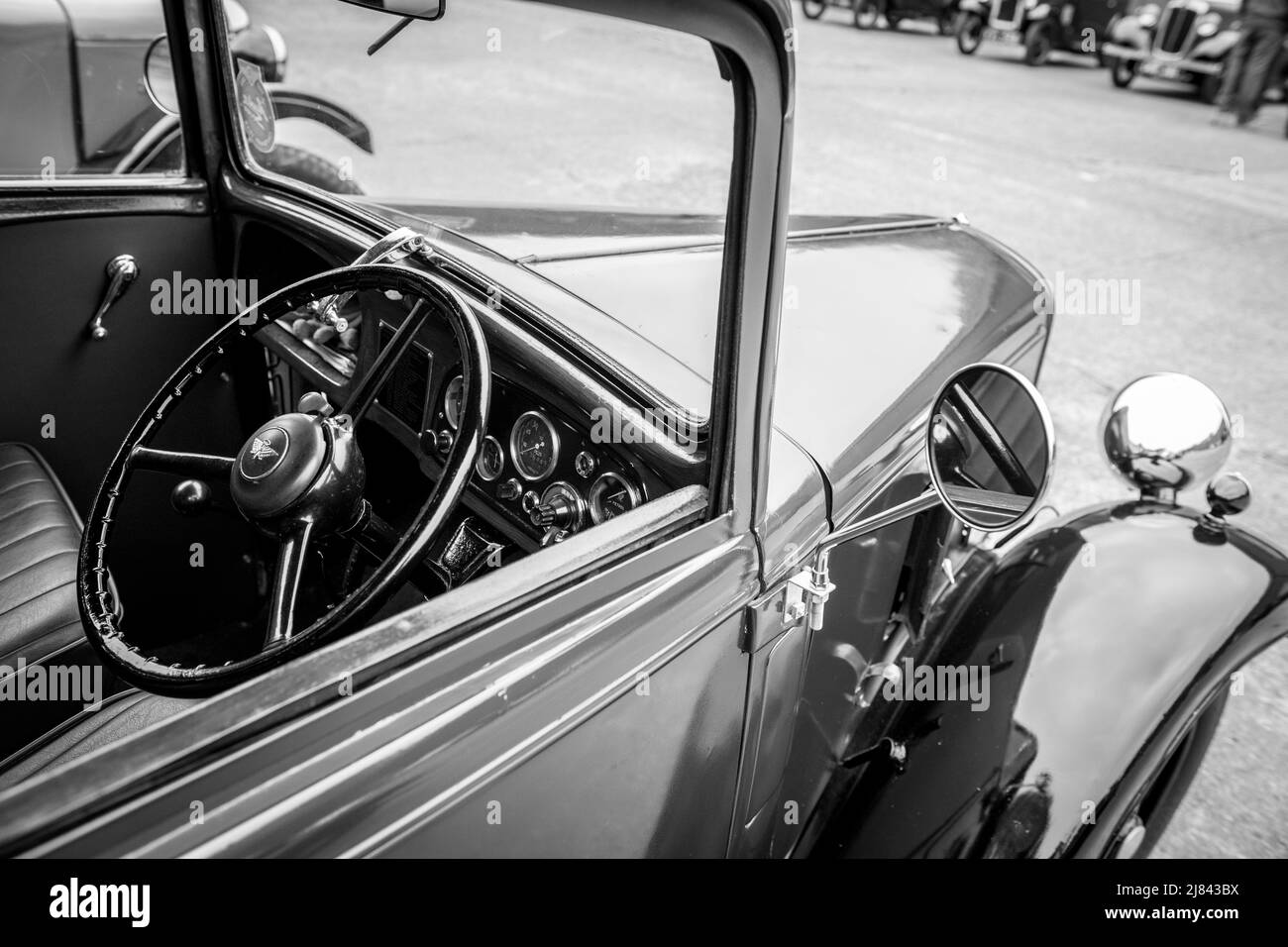 Die Mitglieder des Autoclubs Pre war Austin 7, die an der ‘Century of Sevens-Tour’ durch die Derbyshire Dales teilnehmen. Stockfoto